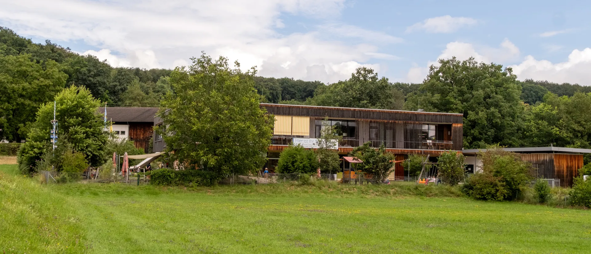 Geb&auml;ude und Garten des Barbara Eberhard Kinderhauses