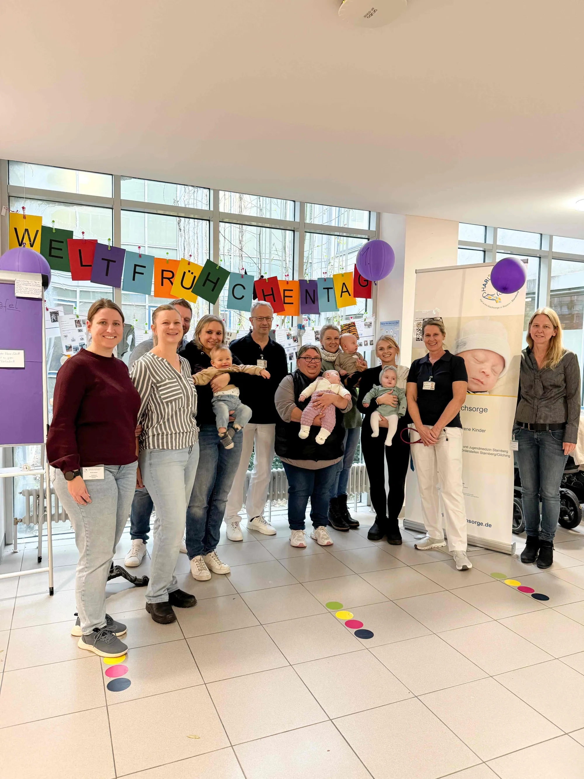 Einige Menschen besuchen die Ausstellung zum Welt-Frühgeborenen-Tag im Klinikum Starnberg