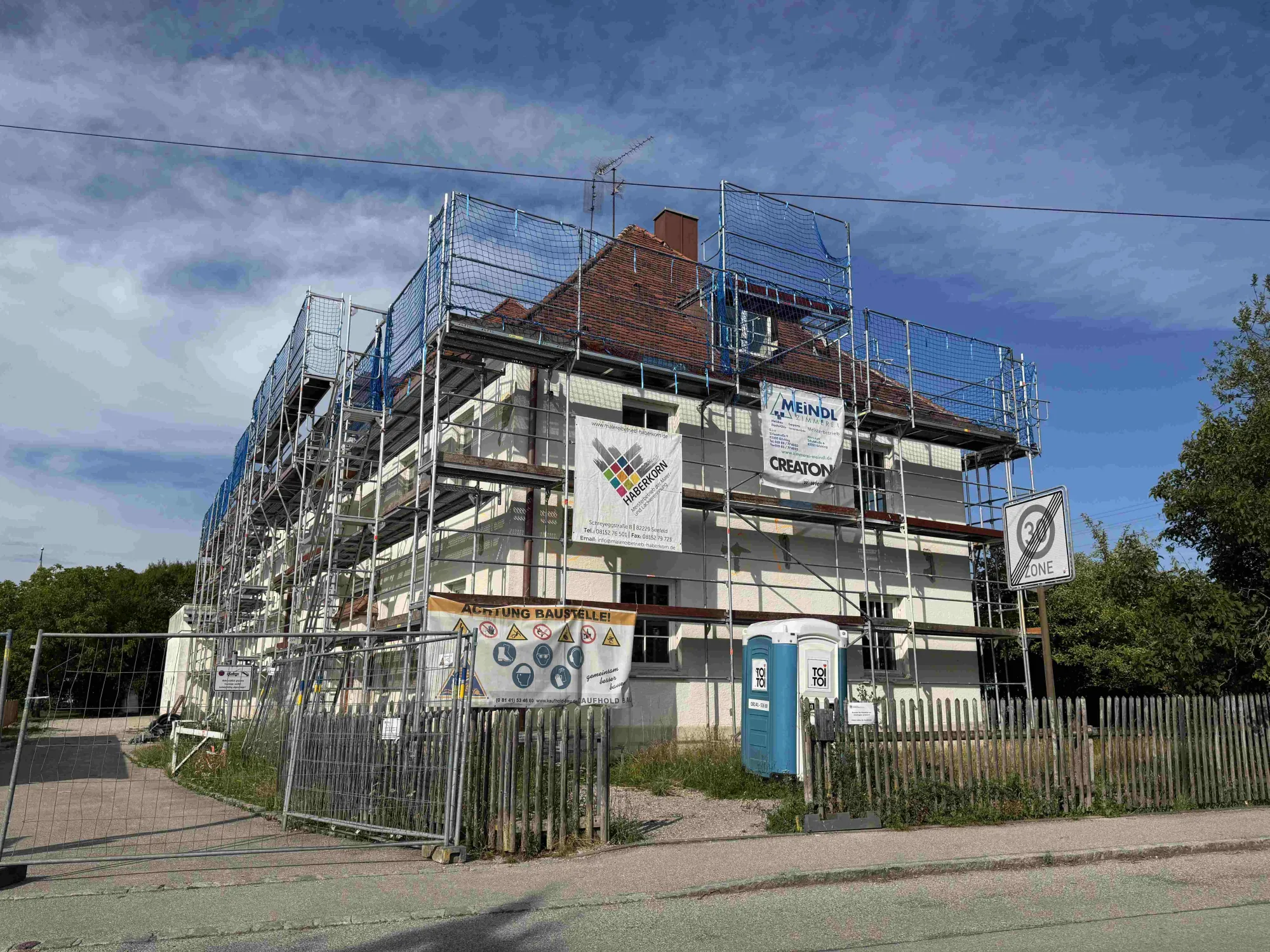 Altes Schulhaus in Weßling, Außenansicht mit Gerüst