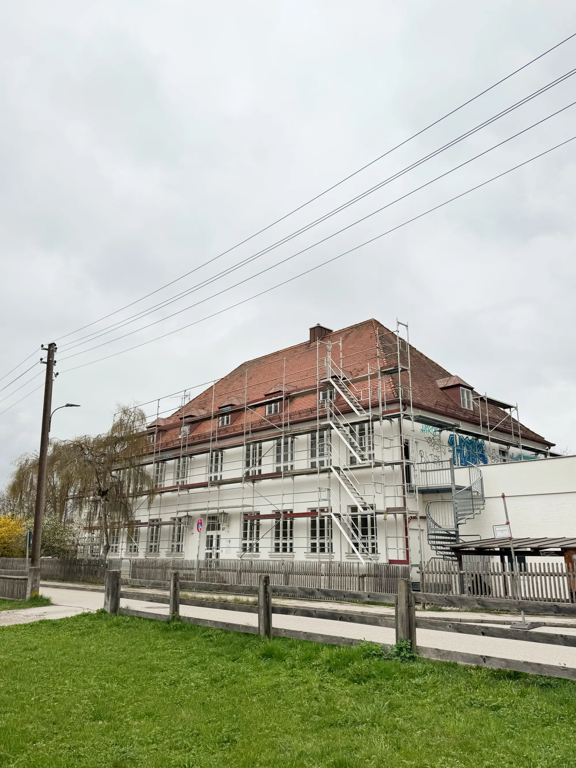 Altes Schulhaus in Weßling, eingerüstet