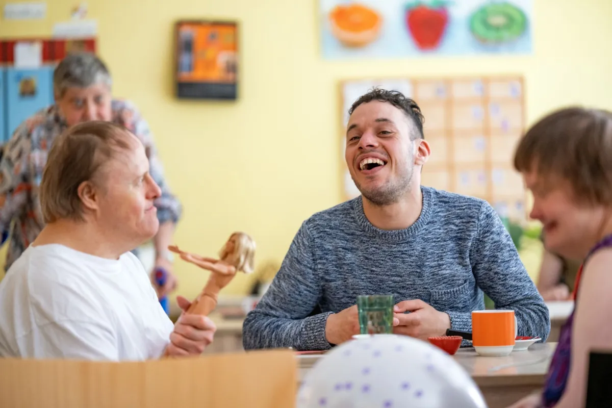 Mehrere Menschen sitzen am Esstisch